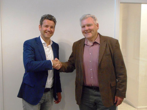 Lucien Peeters (links) en voorzitter van de Raad van Toezicht, Charles Lohnstein