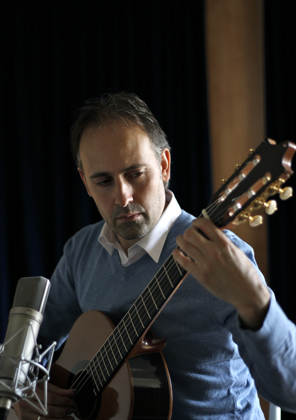 Fernando Riscado Cordas playing Heeres Guitars' Classical Model