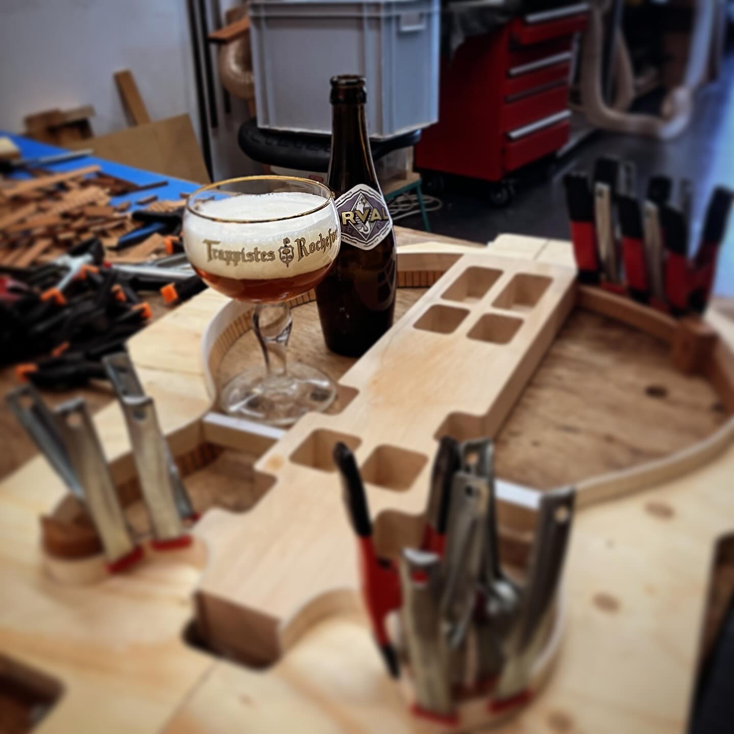 Glueing the kerfed linings (Friday afternoon)