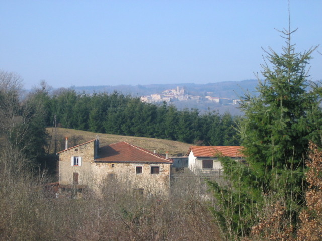 Située sur la commune d'ALBOUSSIERE, à 600m d'altitude