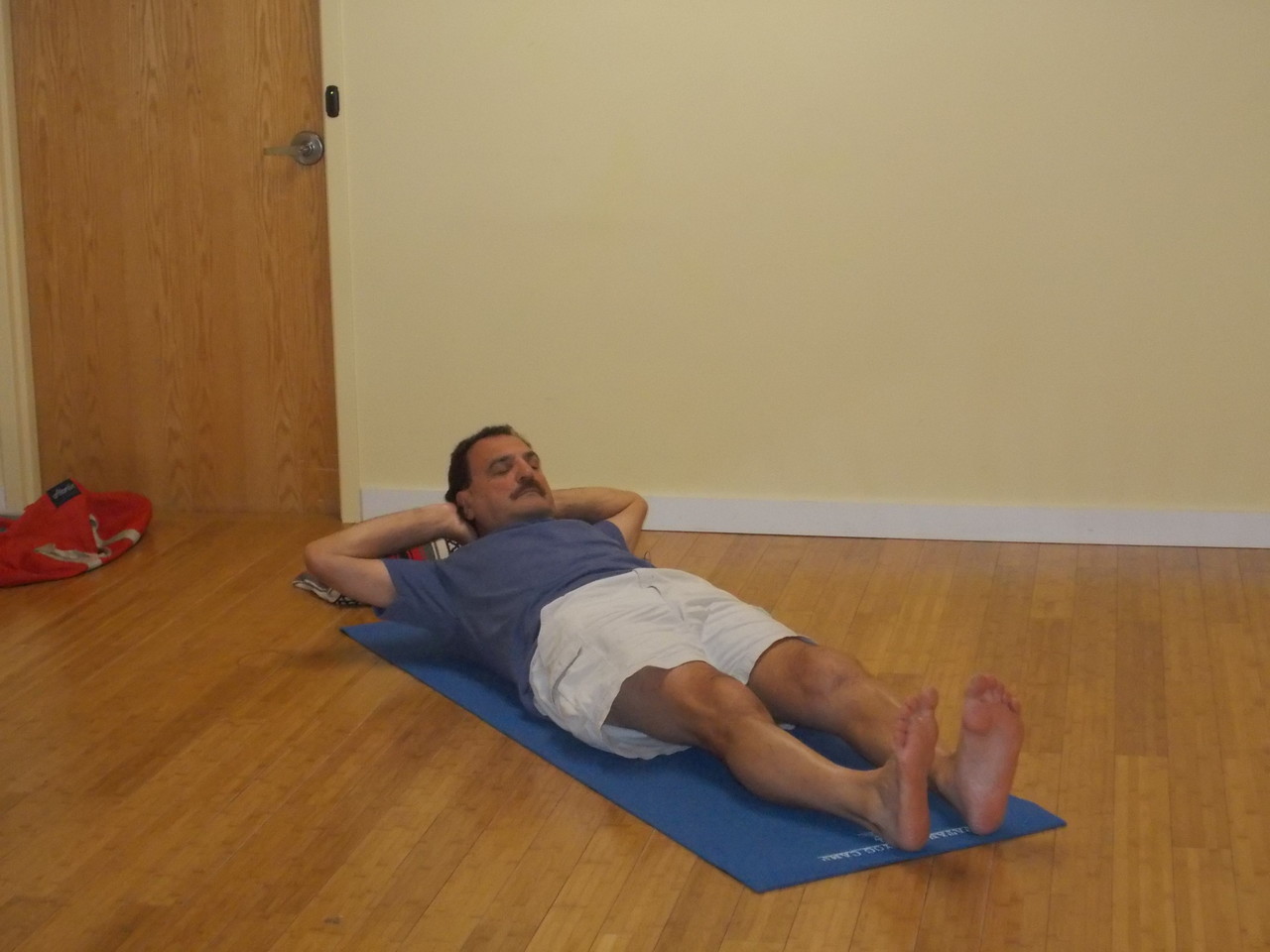 Rectus Adbominis pose, Use your trunk muscles to lift up and look toward toes, protect/support the neck, avoid pulling on the head.
