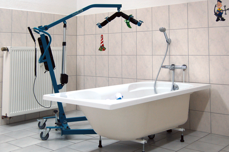 Das Pflegebad ist mit Wanne (inkl. Wannenlift) und Dusche behindertengerecht gestaltet.