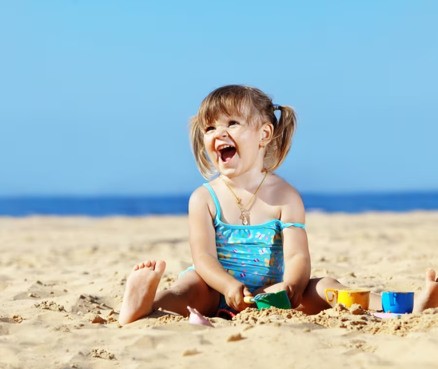 Attività estive all'aperto per bambini dell'asilo nido