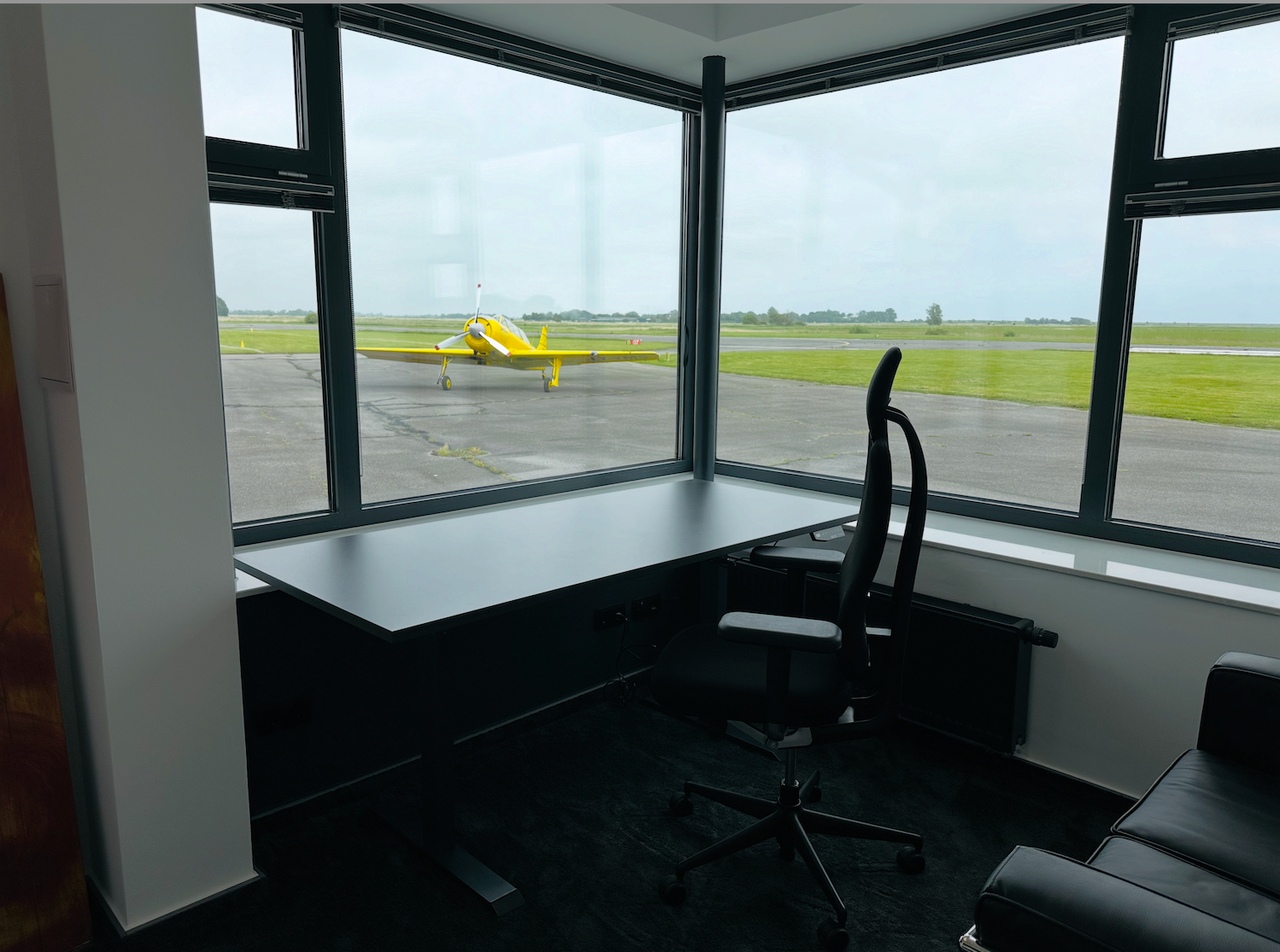 SPO-Office Büro mit Blick auf das Rollfeld