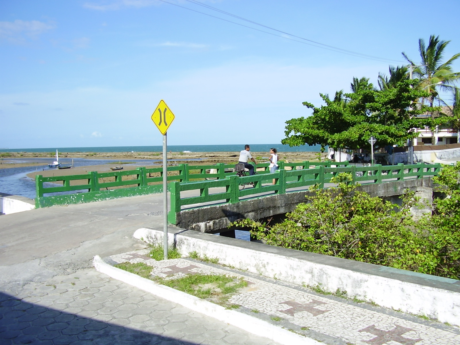 the beginning of the small harbour walkway