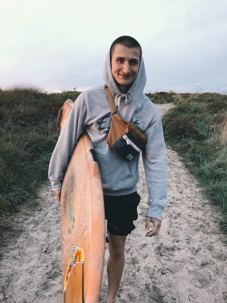 Simon hat sich ein Surf-Board gekauft. 