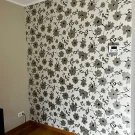 Papier peint à motifs posé sur un mur intérieur
