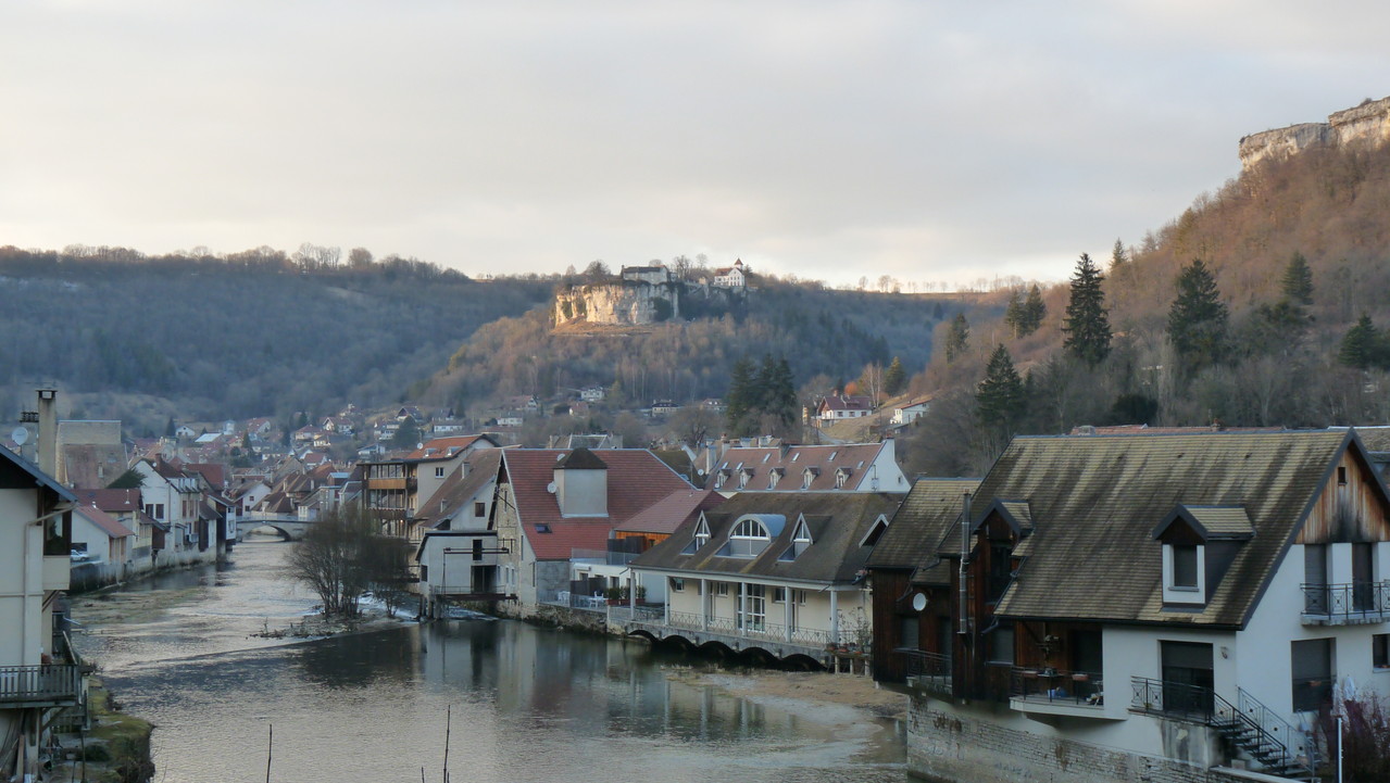 Vue d'Ornans avec le château d'Ornans tout au fond sur le rocher