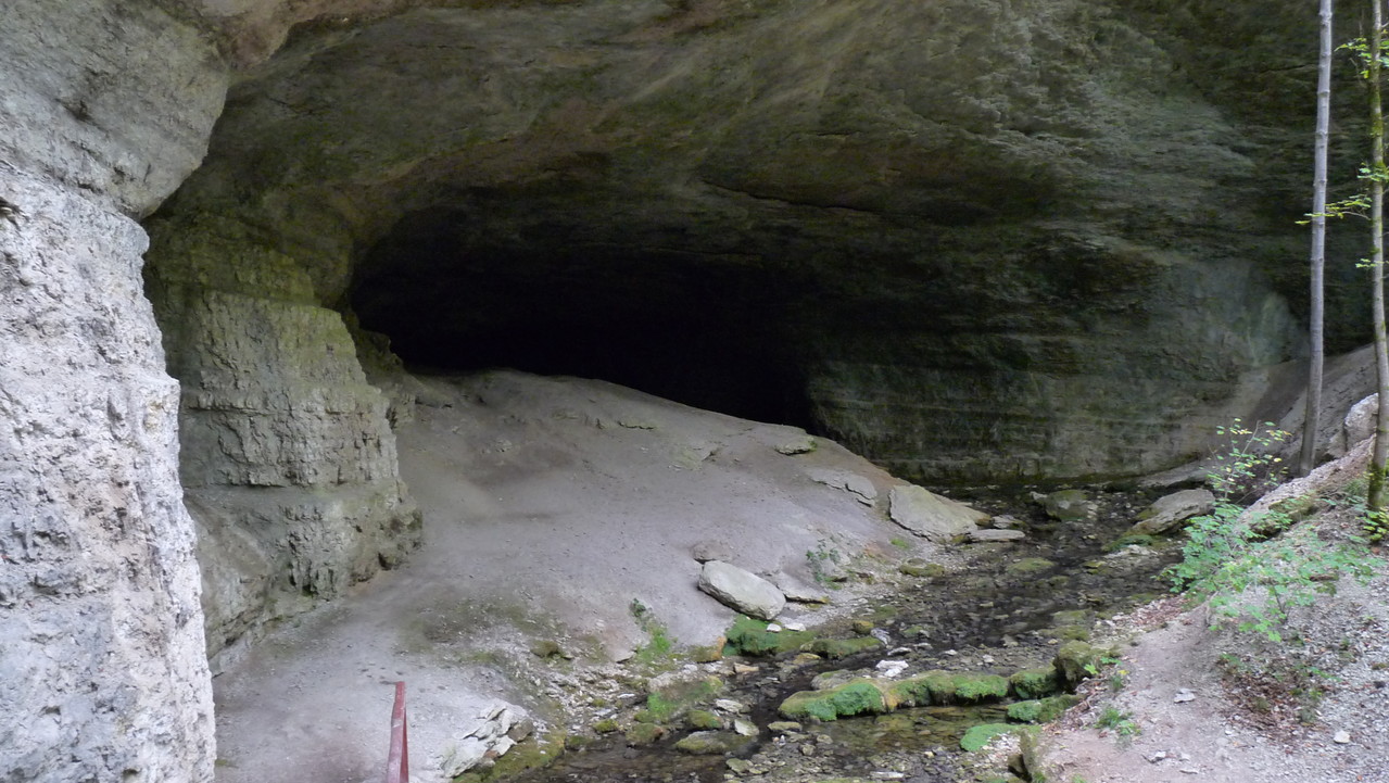 Entrée de la grotte de Plaisir-Fontaine