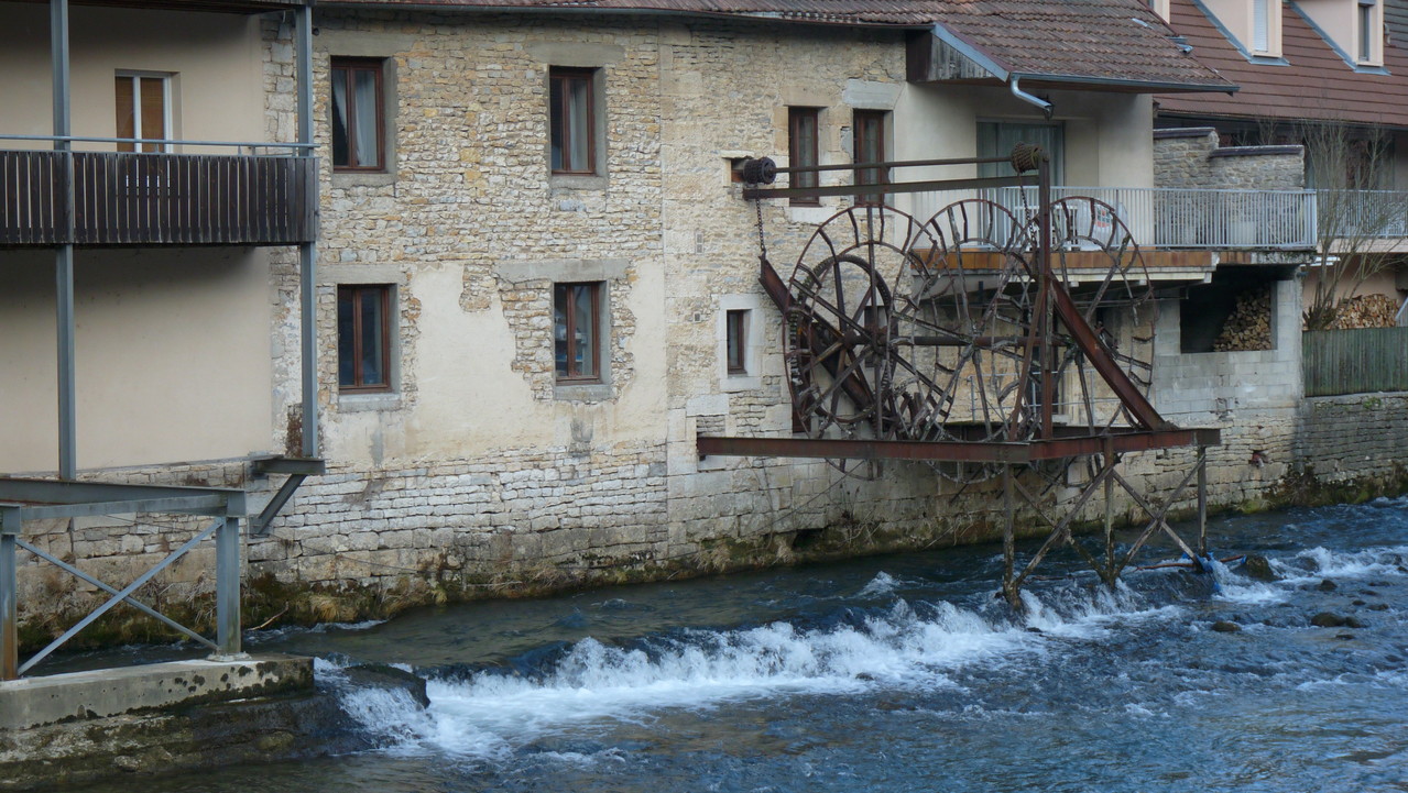 Reliques d'un ancien moulin en bord de Loue à Ornans