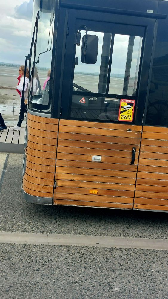 Bus hat vorne und hinten Fahrerkabine.top