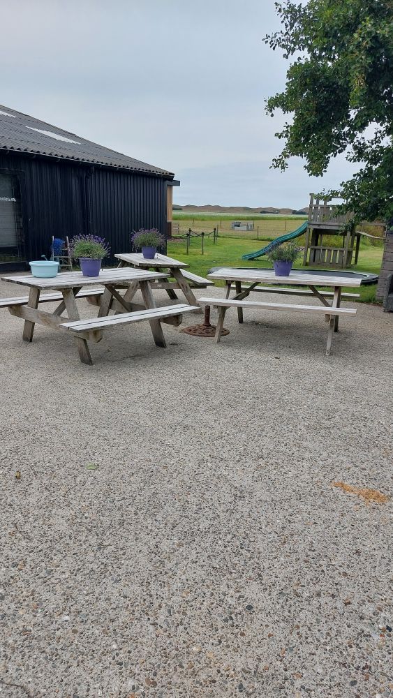 Sitzplatz vor dem Aufenthaltsraum