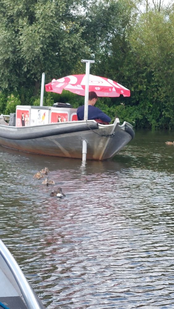 Eisverkäufer auf dem Wasser