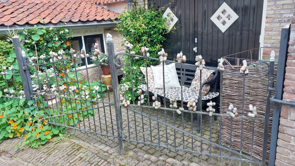 Zaun mit Sektkorken ...witzig