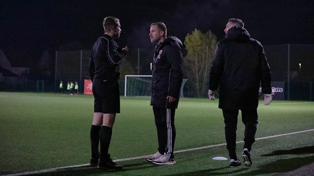 Stephan Otte diskutiert mit dem Schiri.