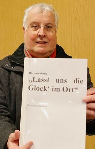 Historiker Franz-Ludwig Strauss mit der Unterschriftenliste. 235 Menschen haben sich für den Erhalt der Glocke ausgesprochen.