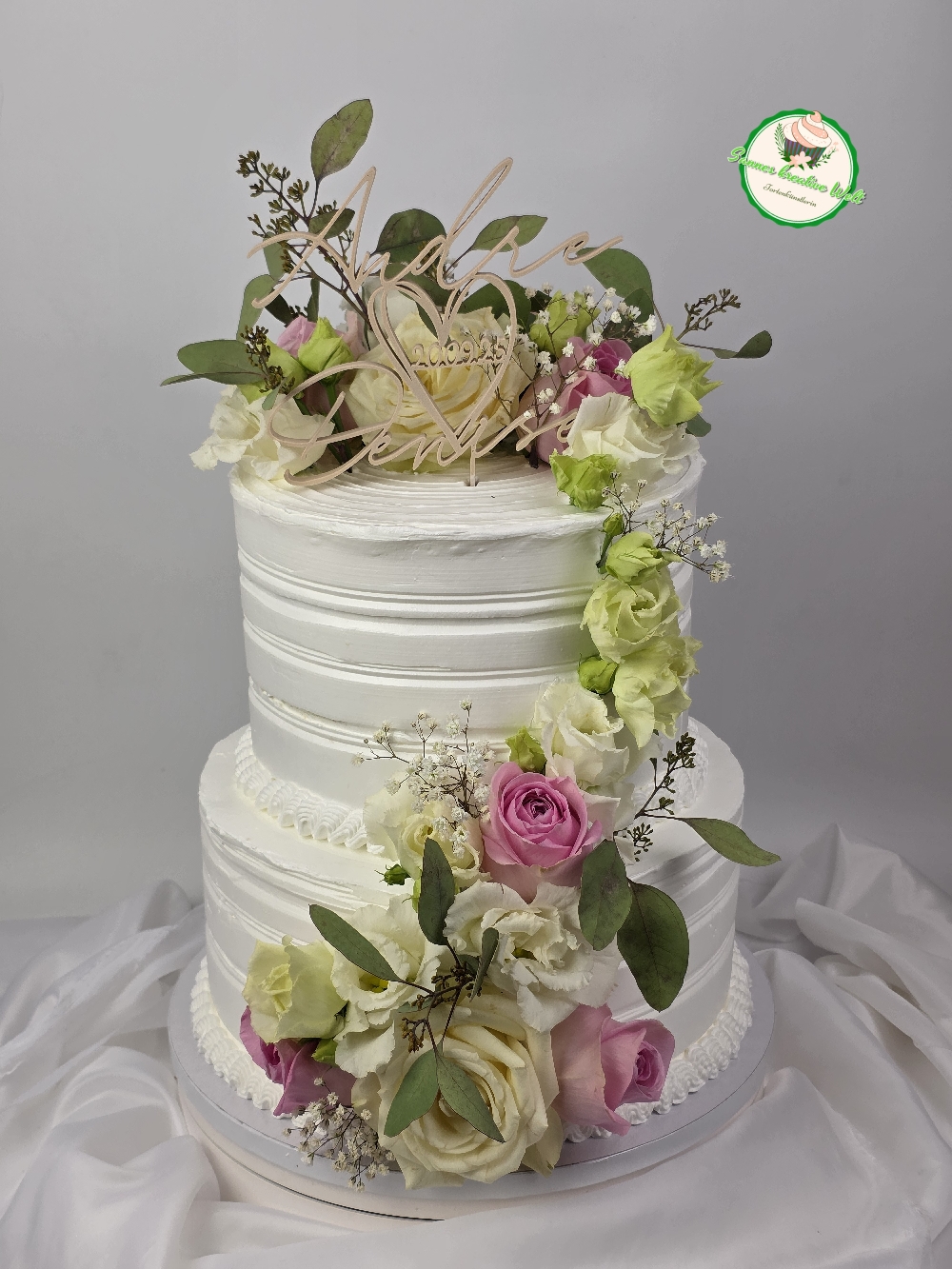 Hochzeitstorte weiß mit Blumen geschmückt 