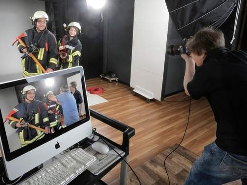 Kameraden der Feuerwehr Hecklingen standen am Sonnabend vor der Kamera. Lutz Krüger fotografierte sie in seinem Studio in Gänsefurth. Foto: Volker Müller