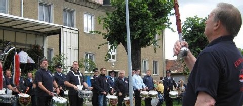Joachim Scheller (r.) dirigiert als Stabführer den Auftritt seines Cochstedter Feuerwehr-Spielmannszuges.  (BILD: HARALD VOPEL)