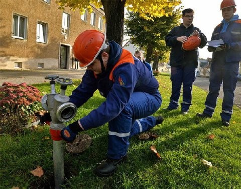Nick Brüggemann macht die Wasserversorgung am Hydranten klar.  (BILD: GEHRMANN)