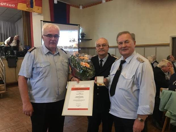 Lothar Meyer (Mitte) und Roland Rasehorn überreichen Joachim Scheller (r.) aus Cochstedt die Verdienstmedaille in Gold mit Diamant, die ihm von der Bundesvereinigung Deutscher Musikverbände verliehen wurde. Foto: Renè Kiel