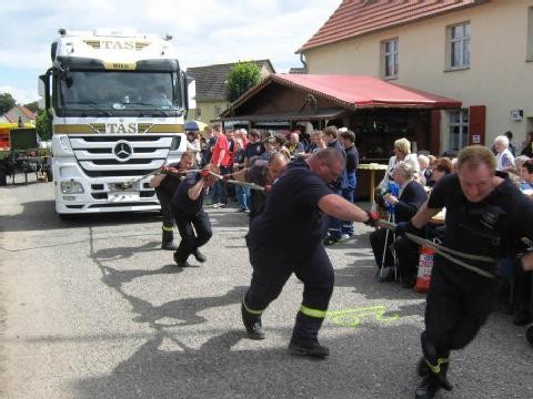 Beim Truck-Pulling machten die Cochstedter auch keine schlechte Figur.  (BILD: HARALD VOPEL)