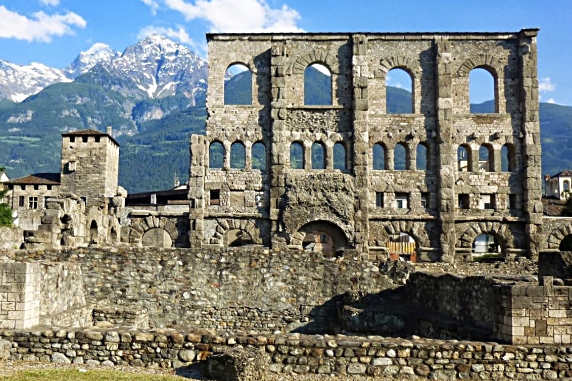Visita guidata a Aosta, Monte Bianco e Castello di Fenis con partenza da Milano