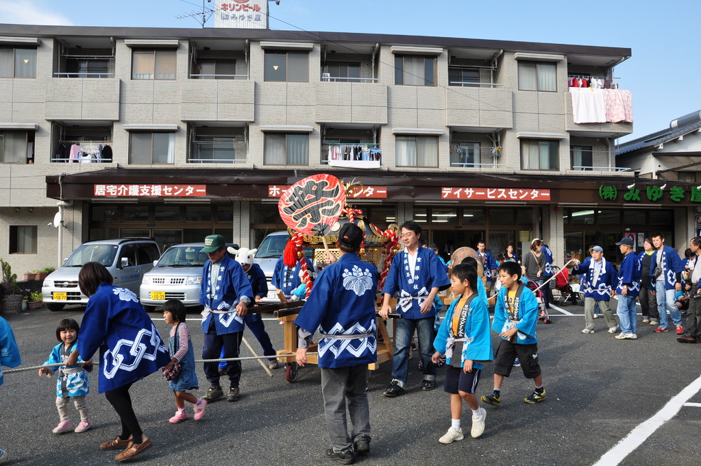 帰路、デイサービスセンターでは、来所されていた方に太鼓を叩いて頂きました。見事なバチさばきでお上手でした!!