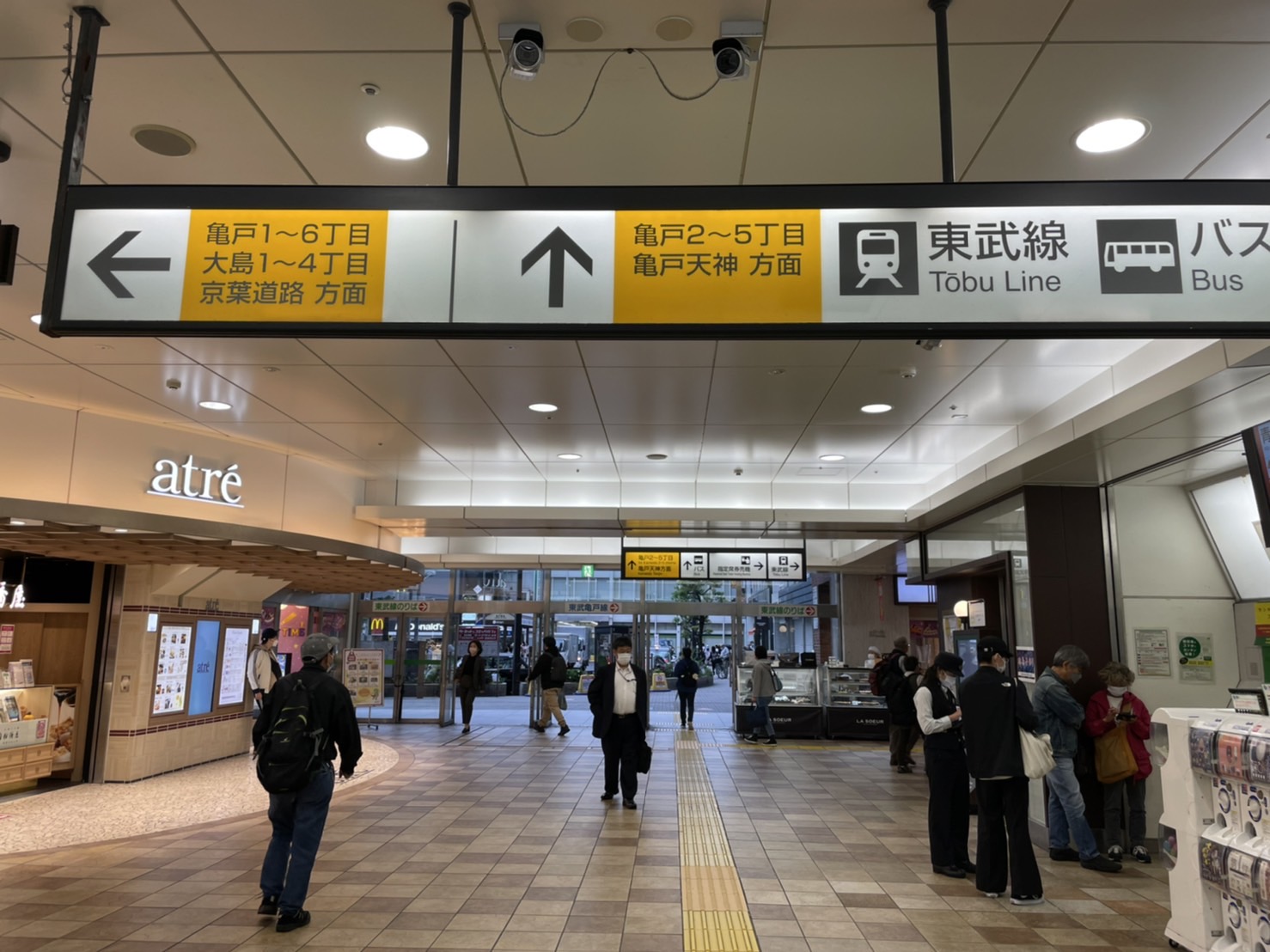 改札を出ますと駅ビル（アトレ亀戸）があります。