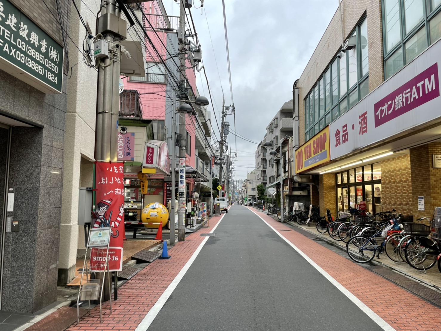 まっすぐ歩いていただき、左手にサロンのマンションがあります。
