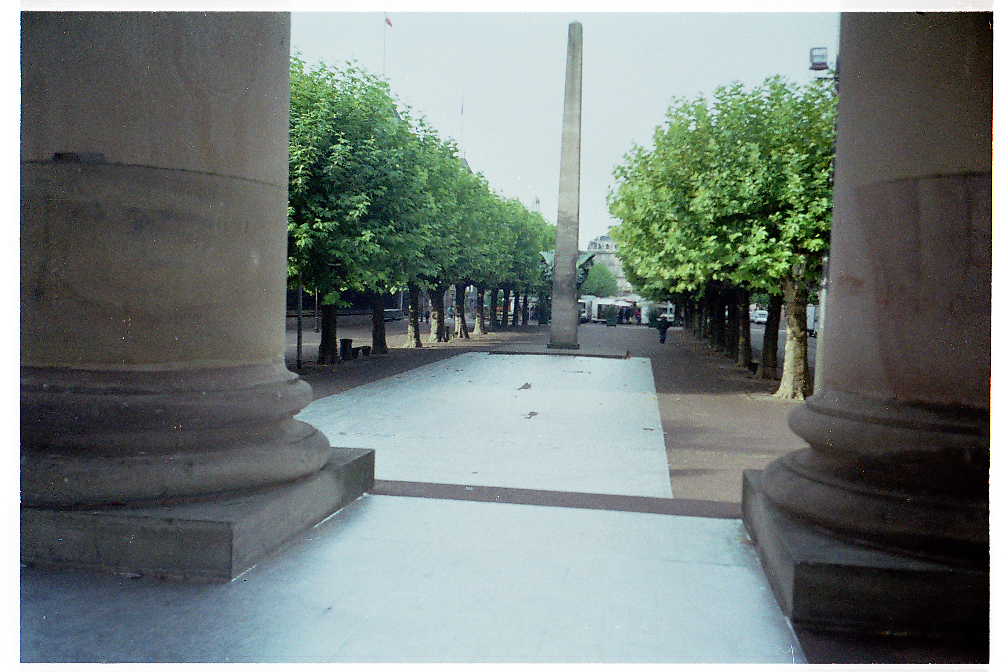 Le miroir brouillé (vue sur la place Broglie)