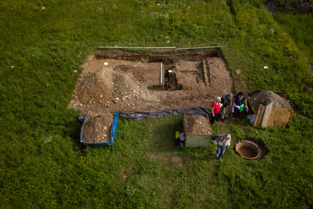 Grabungsschnitt (Luftbild Roman Völk /Europäische Holocaustgedenkstätte)