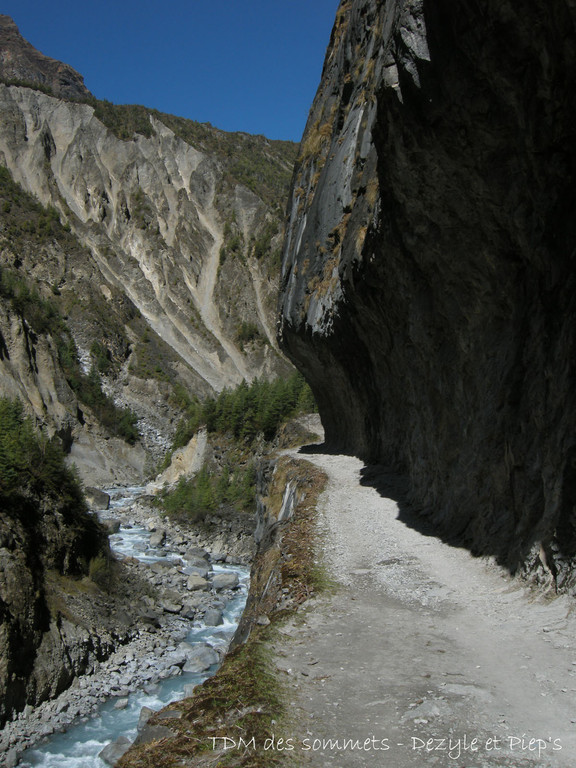 Passage creusé dans la falaise