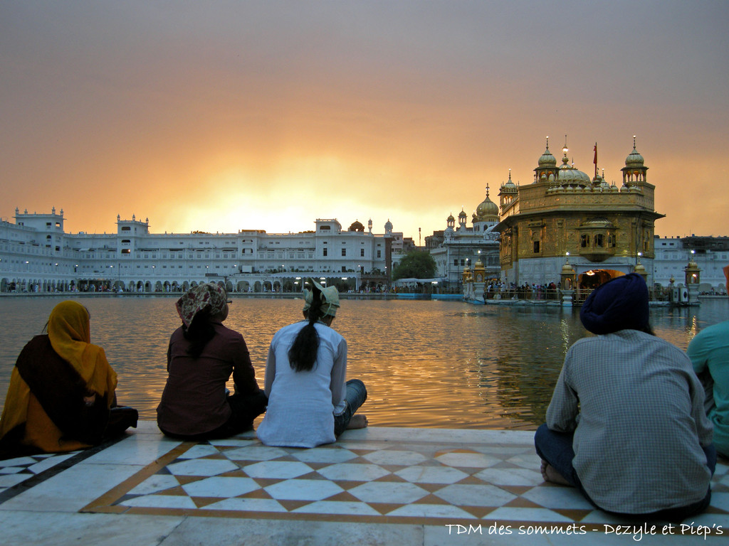 Pelerins devant le temple d'or - Amritsar