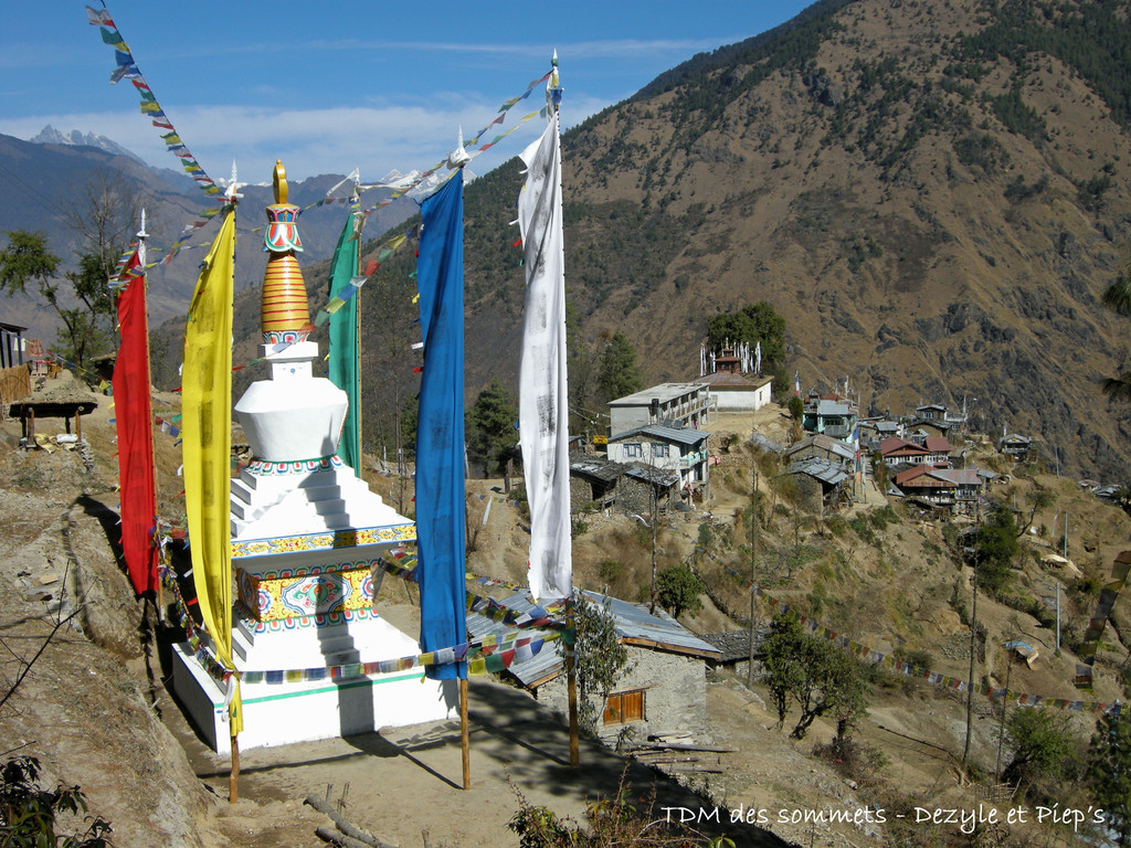 Chorten devant Thulo Syabru, au fond le Tibet