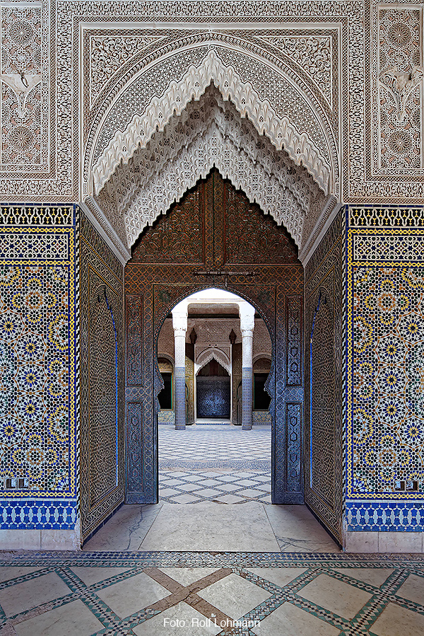 Prunkvoll ornamentierter Durchgang in der Kasbah von Telouet, Marokko. Aufgenommen mit der Sony Alpha 7R mit Canon TS-E 17 mm Shift. Copyright 2014 by Rolf Lohmann