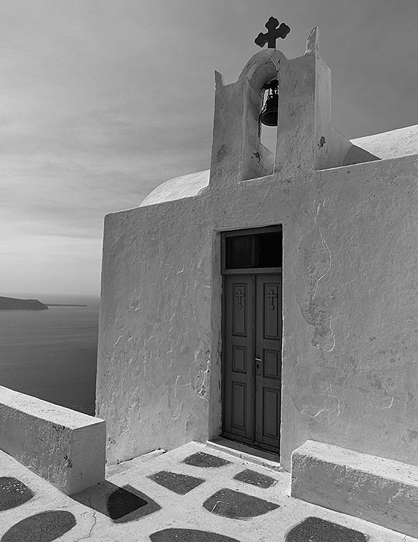 Kapelle am Skarosfelsen bei Imerovigli auf Santorini. Foto: Klaus Schoerner