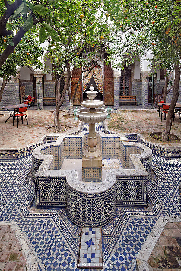 Innenhof mit Wasserbeckenanlage in der Kasbah von Telouet, Marokko. Aufgenommen mit der Sony Alpha 7R mit Canon TS-E 17 mm Shift. Copyright 2014 by Rolf Lohmann