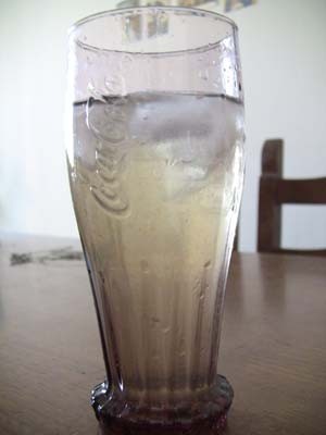 熱い煮込み作業の後の、この日だけの一杯!