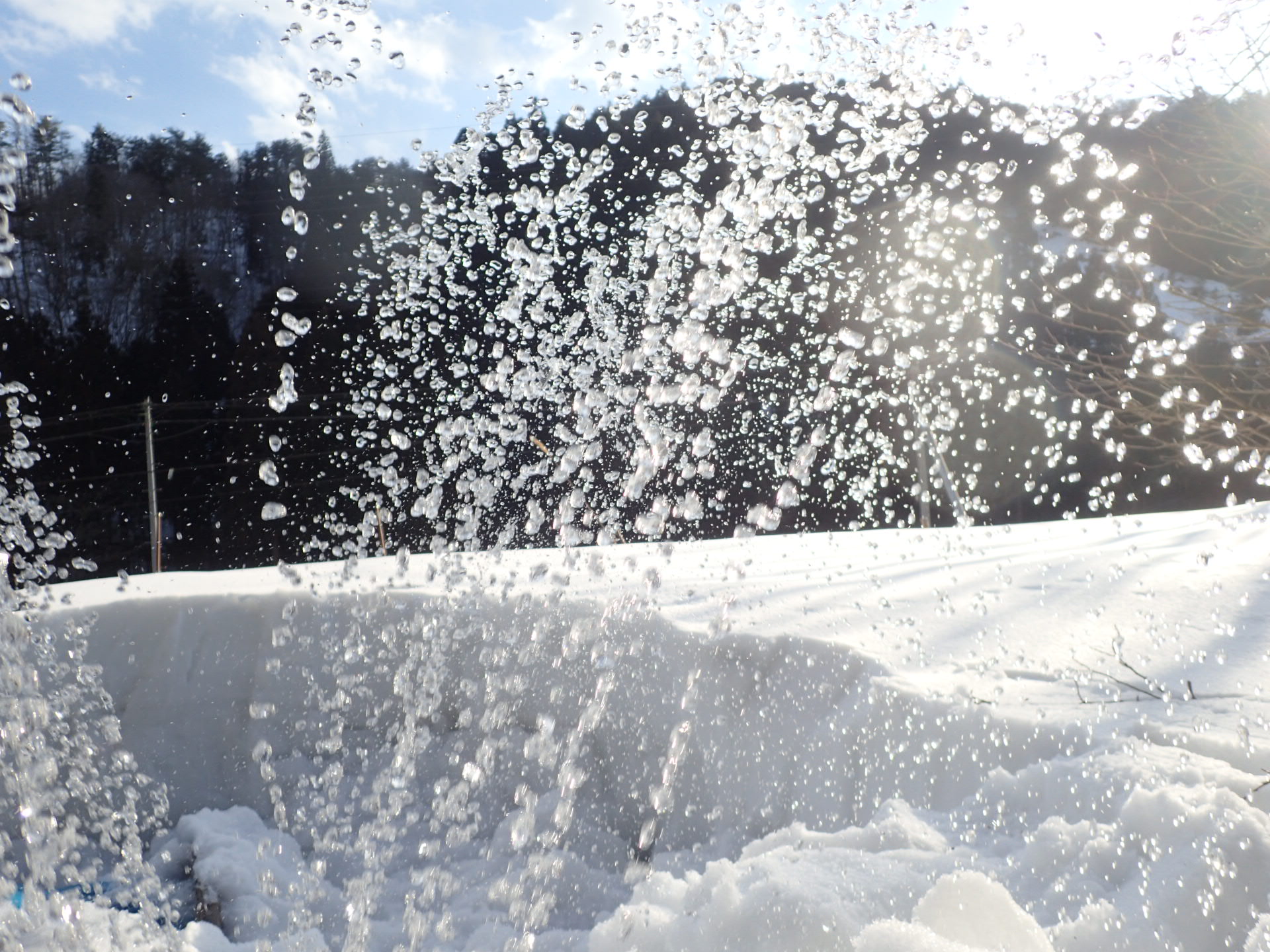 雪をとかすのには水の力が絶大。
