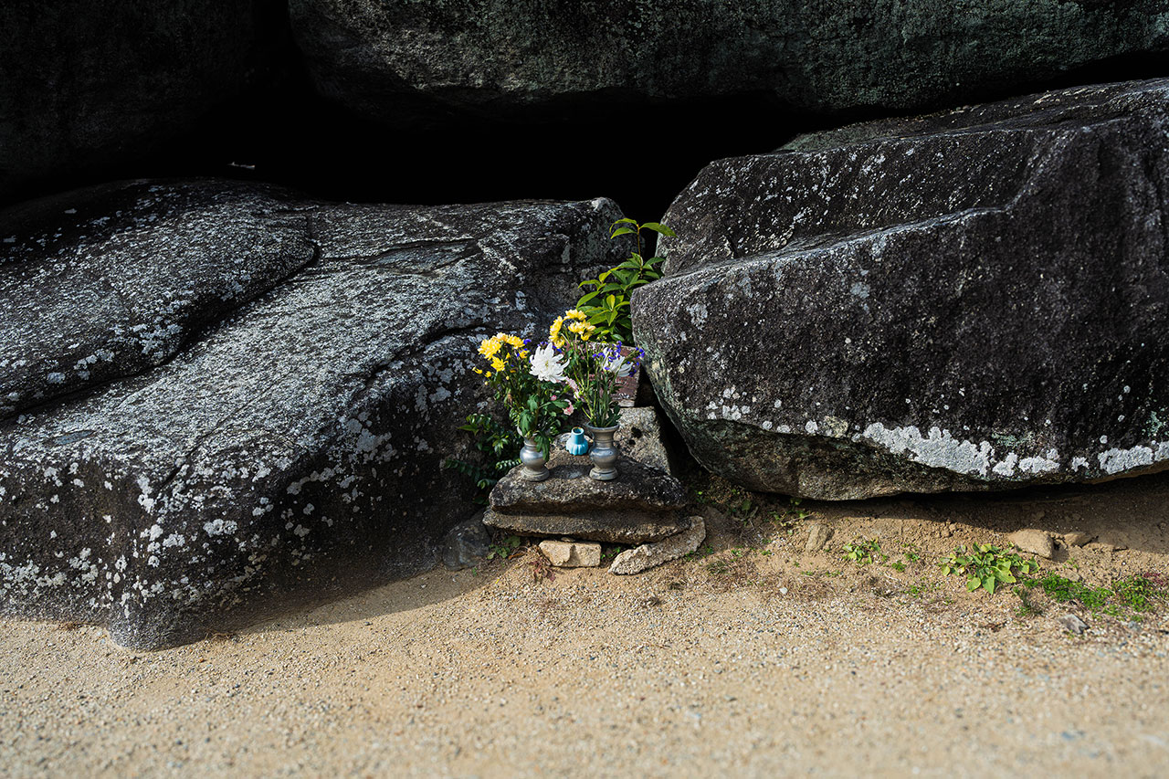 石のまん中には、お花がお供えされていましたのでやはり墓だと感じます。