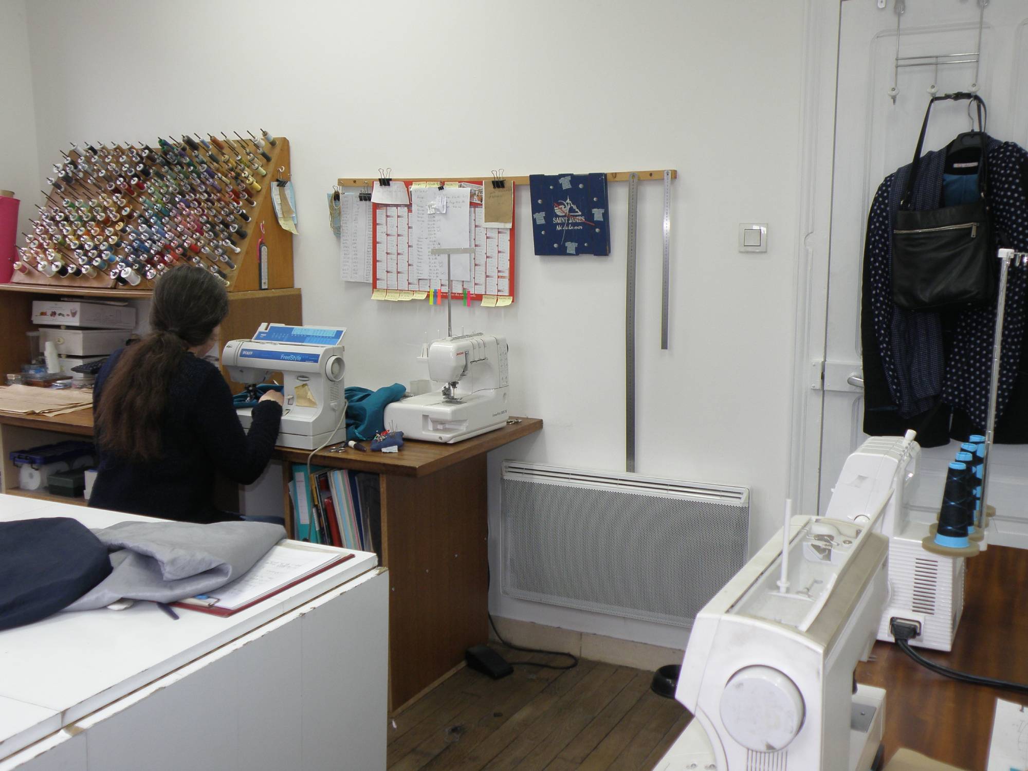 L'Atelier de Couture Nadine GRATACAP. Aurélie dans son Atelier.