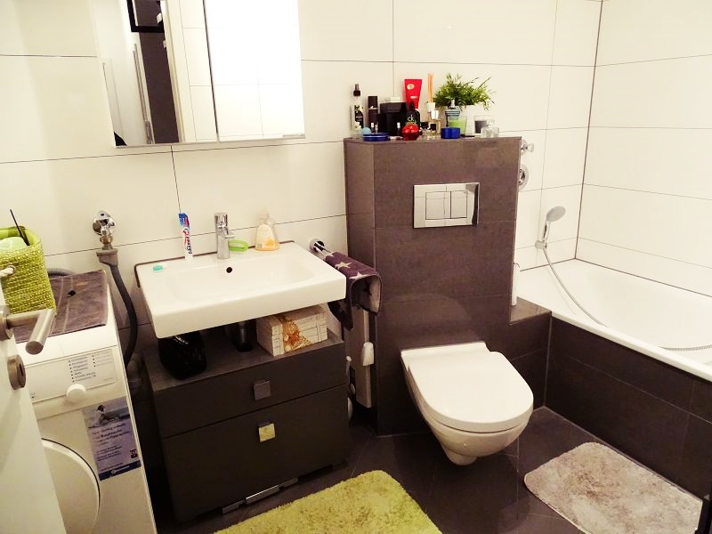 Badezimmer mit WC und Badewanne