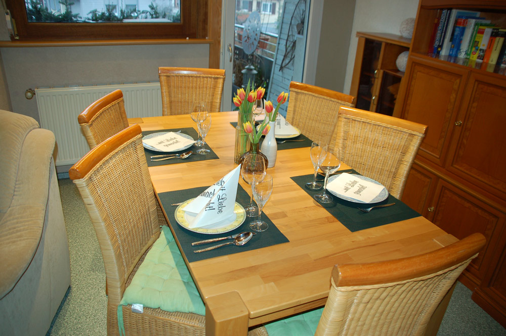 table à manger avec chaises en rotin