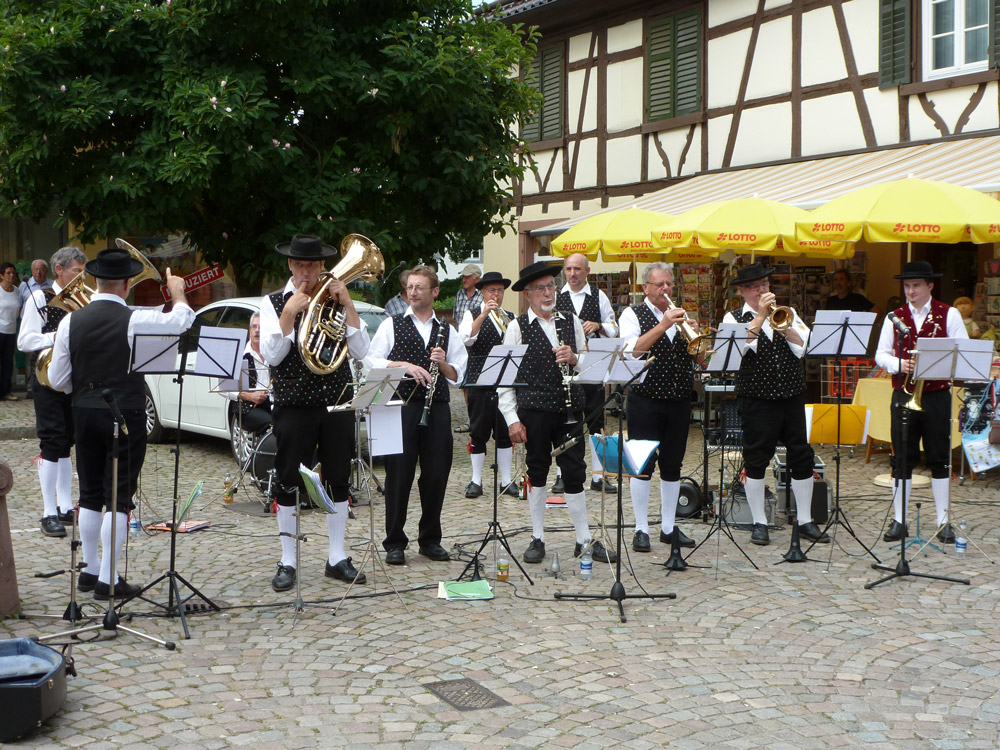 Vierkant concert met kopermuziek