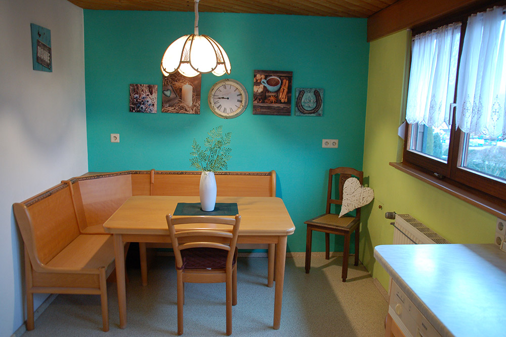 Banc d'angle avec table à manger dans la cuisine