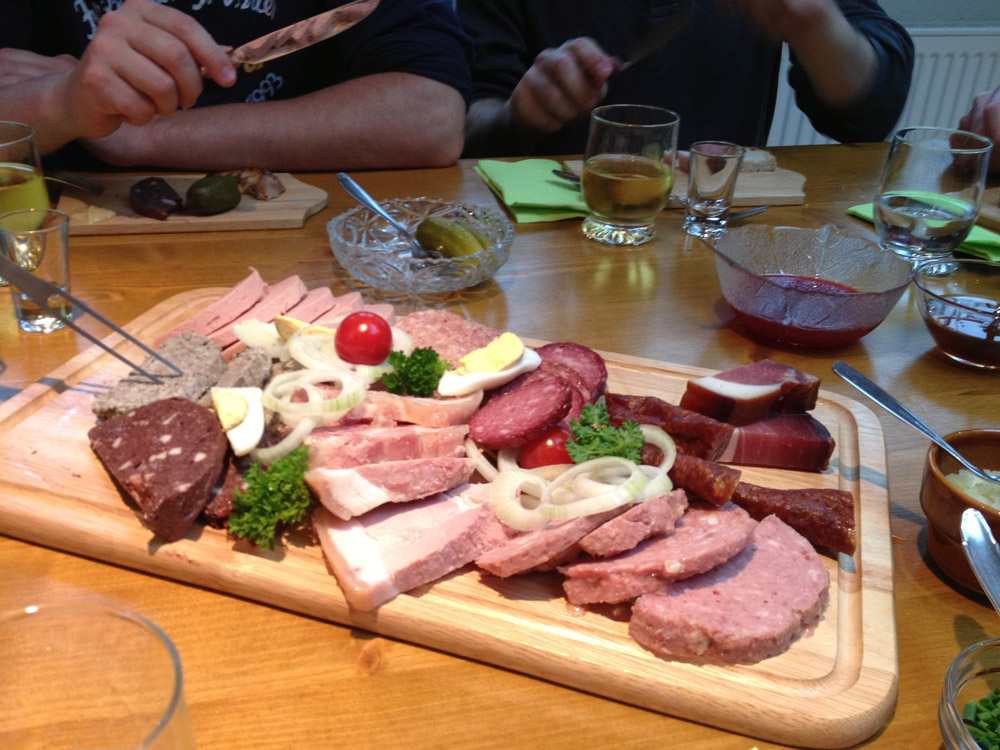Deftiges Vesper mit regionalen Spezialitäten