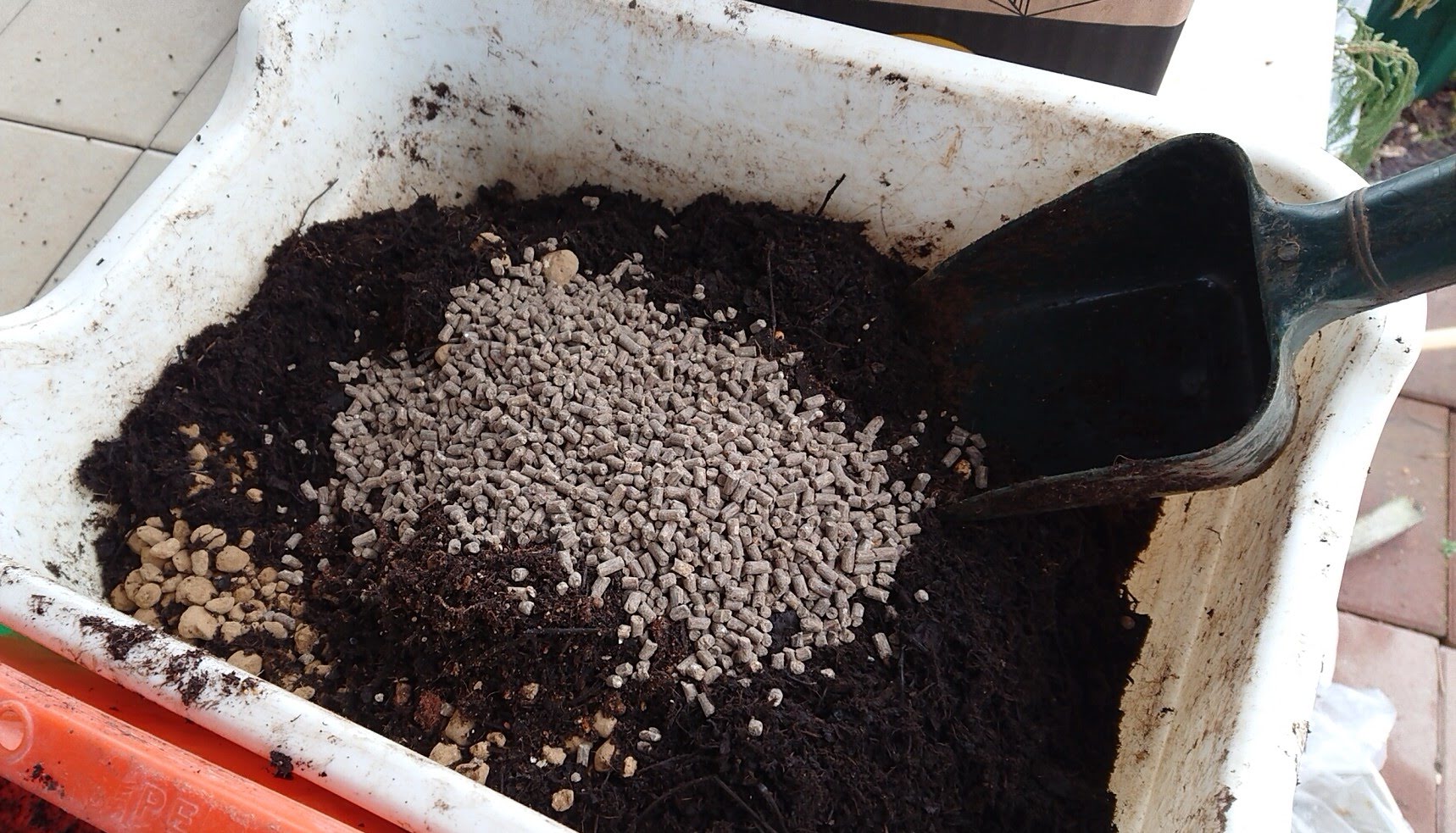①土に元肥を入れてよく撹拌します。ここではホームセンターの薔薇の土、赤玉土(中粒)、腐葉土、有機肥料をブレンド