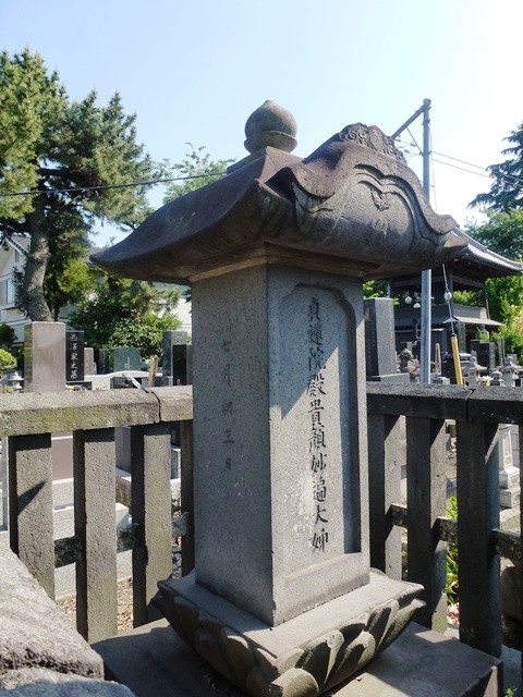 柳沢信鴻の継室の墓（宝勝寺）