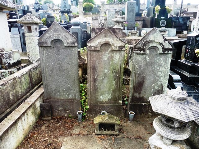 松井宗直の墓（中央）（光徳寺）